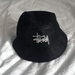 Svart buckethat från Stüssy, stor logga. Köpt för 500kr, nyskick. Pris kan diskuteras, kan fraktas.