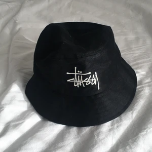 Svart Stussy Buckethat Big Logo - Svart buckethat från Stüssy, stor logga. Köpt för 500kr, nyskick. Pris kan diskuteras, kan fraktas.