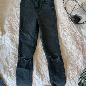 Jeans  - Jeans från Gina i storlek 38 men passar mer 34-36