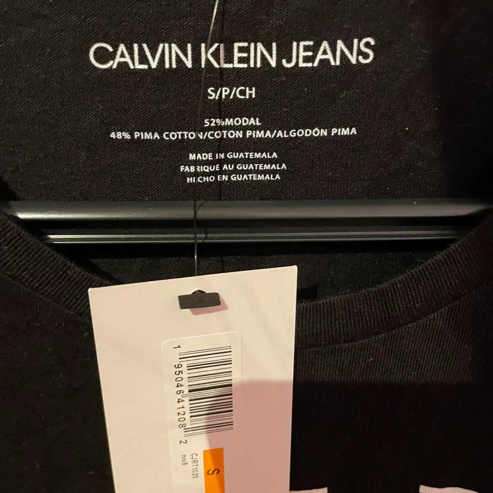 En helt oanvänd Calvin Klein tröja (äkta).. T-shirts.