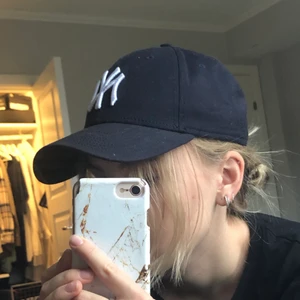 NY-Keps  - Säljer en marinblå New York-keps, använt nån gång. Justerbar! 🤗 Minns ej vart jag köpte den