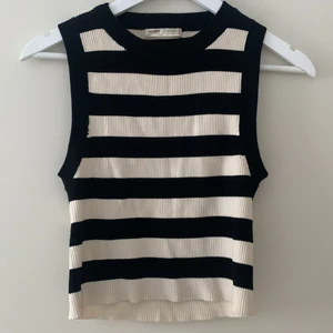 Linne⚡️ - Svart vit linne från Pull&Bear🖤 Använd 2 gånger, storlek L men linnet är litet i storleken.