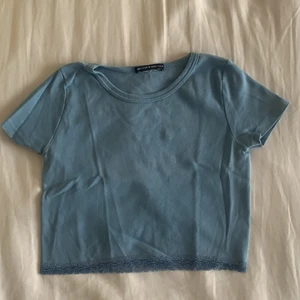 Topp från brandu melville - Jättegullig blå topp från brandy köpt i london! Kommer inte längre till använding därav säljer jag nu denna❤️‍🔥