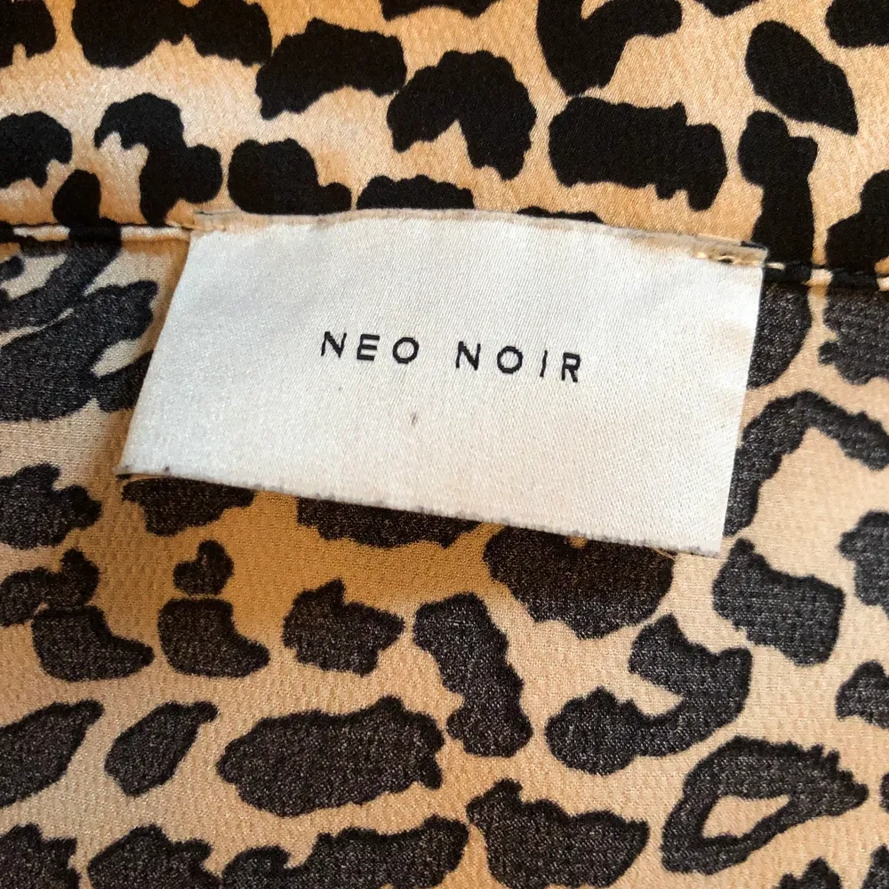 Jättesöt kjol i storlek XS (liite stor för mig som har XS dock) från Neo Noir. Bra skick! Skriv för mer bilder och info!❤️. Kjolar.