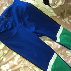 Träningsbyxor - Säljer dessa för 100kr eftersom den tyvärr har ett hål vid knät! Köptes för 499kr går att använda bara att den är lite sönder!