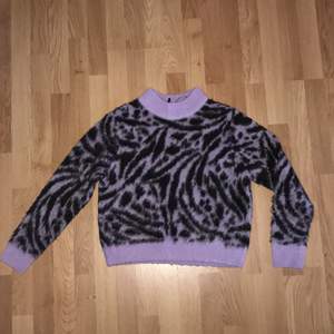 En lila och svart tröja från H&M med djur mönster. 300kr + frakt