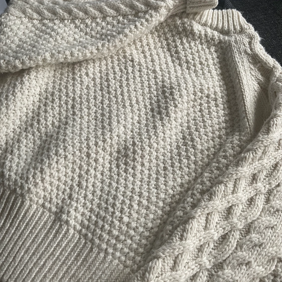 Fin vit stickad tröja - 90