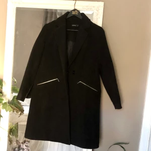 Rak svart kappa - Kappa som är använd någon enstaka gång, säljes då den är lite för tight i ärmarna för mig med en tjocktröja under. Jag är 169cm lång. Storlek 38 men skulle säga att den är liten i storlek, mer än 36:a. 