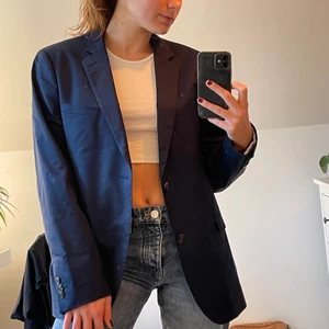 Marinblå kavaj - Marinblå lite oversized kavaj med bruna knappar. Bra skick och perfekt som kavaj eller jacka. Skulle säga att storleken motsvarar s-l beroende på hur oversized man vill att den ska sitta💙