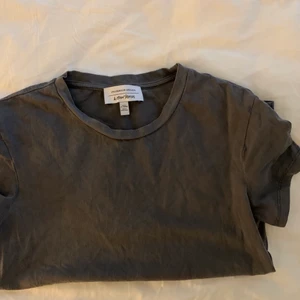 T-shirt & other stories - Basic snygg tshirt från & other stories🖤 Säljs då jag råka beställa fel storlek