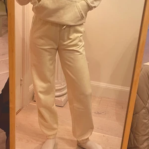 Mjukis set ljusgul/beigegul strl 34  - mjukisset med hoodie och byxor från H&M, toppskick (använt ca 2-3 ggr)