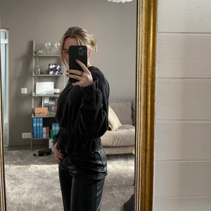 Långärmad tröja zara - En långarmad svart tröja från zara med resår i midjan. Ger superfin siluett. Använd fåtal gånger. Önskas fler bilder skicka pm:) frakt tillkommer