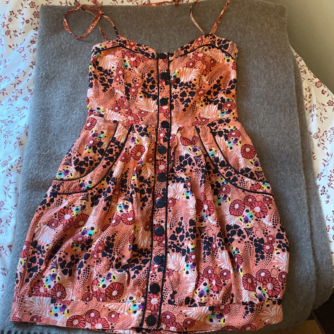 Sommarklänning med blommmönster  - 90