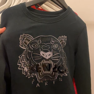 Äkta kenzo  - Äkta kenzosweater. Strl xl men är liten i storleken så sitter som en M. Säljer pga att det ej är min stil längre. 350kr +frakt