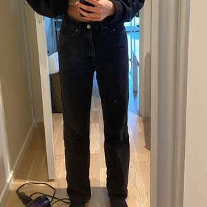 Säljer nu dessa straight leg jeans ifrån Weekday i strl 26/30💖 Jag är runt 167. Vid fler frågor hör gärna av er till mig privat!