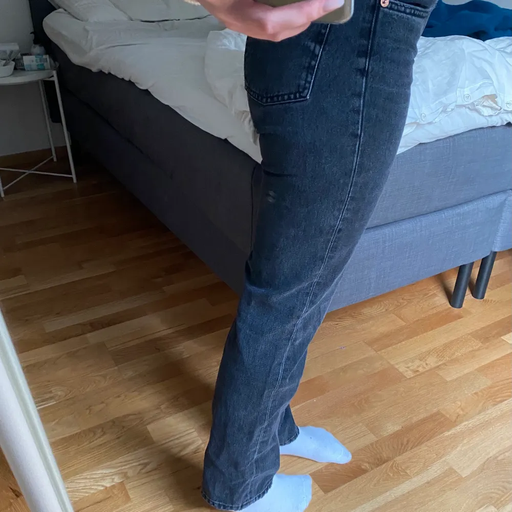 Ett par svarta mid rise jeans från zara som används en gång! Jag är 173 cm lång och dem går till hälen på mig. Köparen står för frakt <3. Jeans & Byxor.