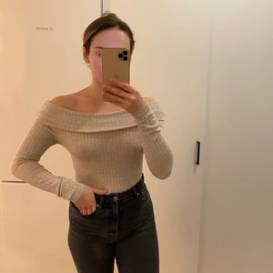 Off shoulder topp  - Beige, supermjuk ribbstickad off shoulder topp ifrån BikBok. Storlek XS, men passar även mig med S. Fint skick! Frakt: 24kr.