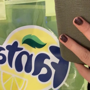 Fanta väska ifrån HM. - Grön och gul lemon fanta väska ifrån HM. Köpte i somras säljer för använder aldrig. Den har 2 handtag ett mindre och ett långt som ni ser på bilden att jag använder visar på sista bilden den mindre dom ett handtag bara typ. Köparen står för frakten. Kontakta mig ifall du har frågor, mer bilder, intresserad mm. ☺️