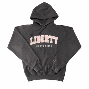 Champion Liberty University hoodie - Snygg hoodie i mörkgrå färg, bra skick med najs passform!