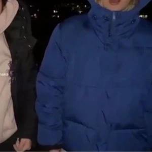 Blå dunjacka - Säljer min fina dunjacka nu då den tyvärr inte kommer till användning längre! Den är i fint skicka och jag köpte den här på Plick, bilderna är lånade men det är bara att skriva för egna bilder! Storlek xl men den sitter fint oversized på mig som är s/m❤️ buda gärna i kommentarerna om det är flera intresserade❤️