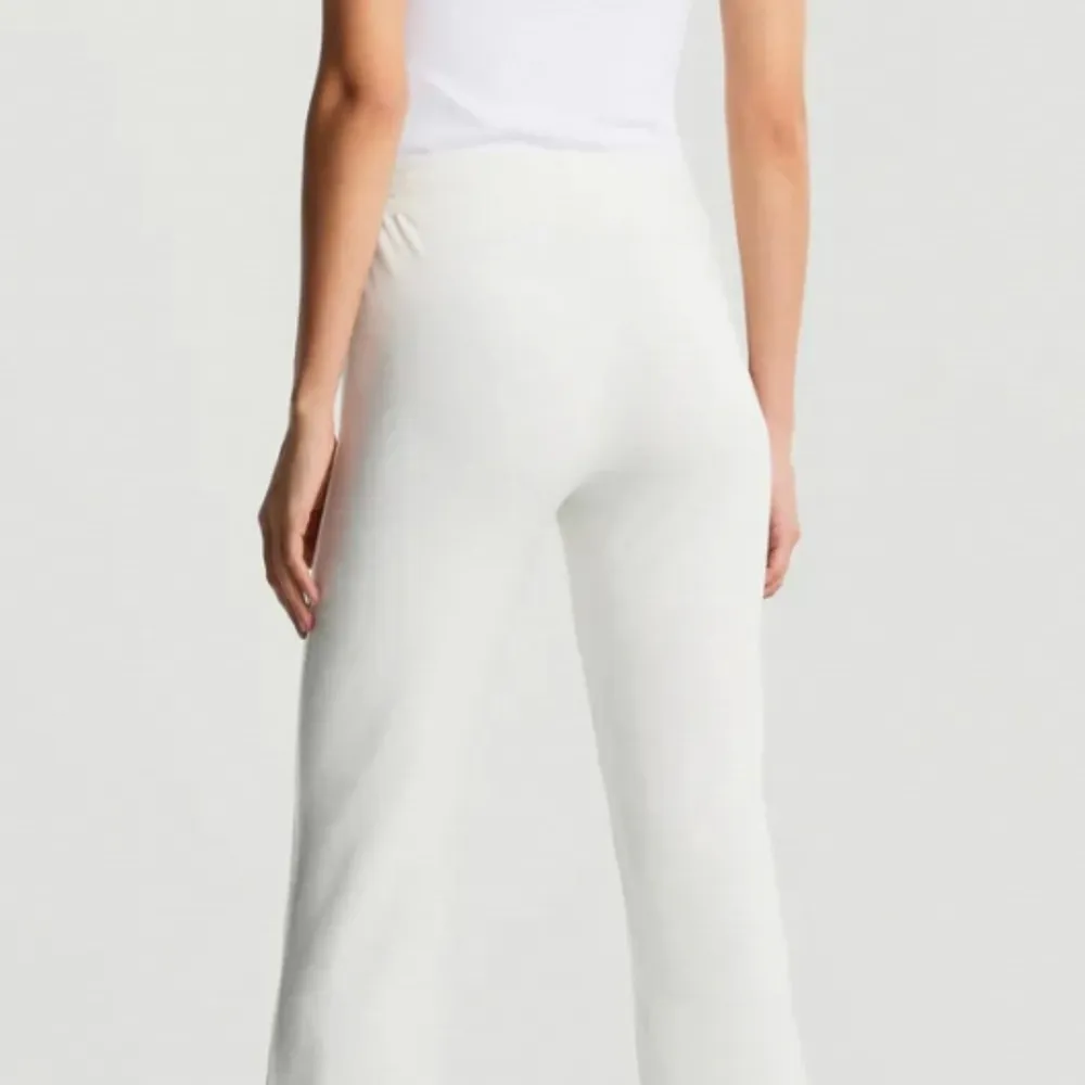 Aldrig använda vita silkes byxor från gina tricot, köpta för ca 2 månader sen. Jeans & Byxor.