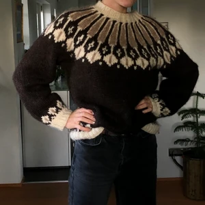 Hemmastickad tröja  - En jättefin hemmastickad brun, beige och vit tröja. Väldigt varm och go. Skulle säga att det är M/L. Jag är 180cm (brukar ha M i stickade tröjor) och sitter lite oversized på mig. Hör av er om ni har frågor🤎