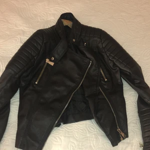 Jeans jacka - Säljer en jättteee fin skinjacka för endast 400 kronor eftersom jag inte använder den mer. 9/10 skick skulle jag säga inga fläckar väldigt ren!