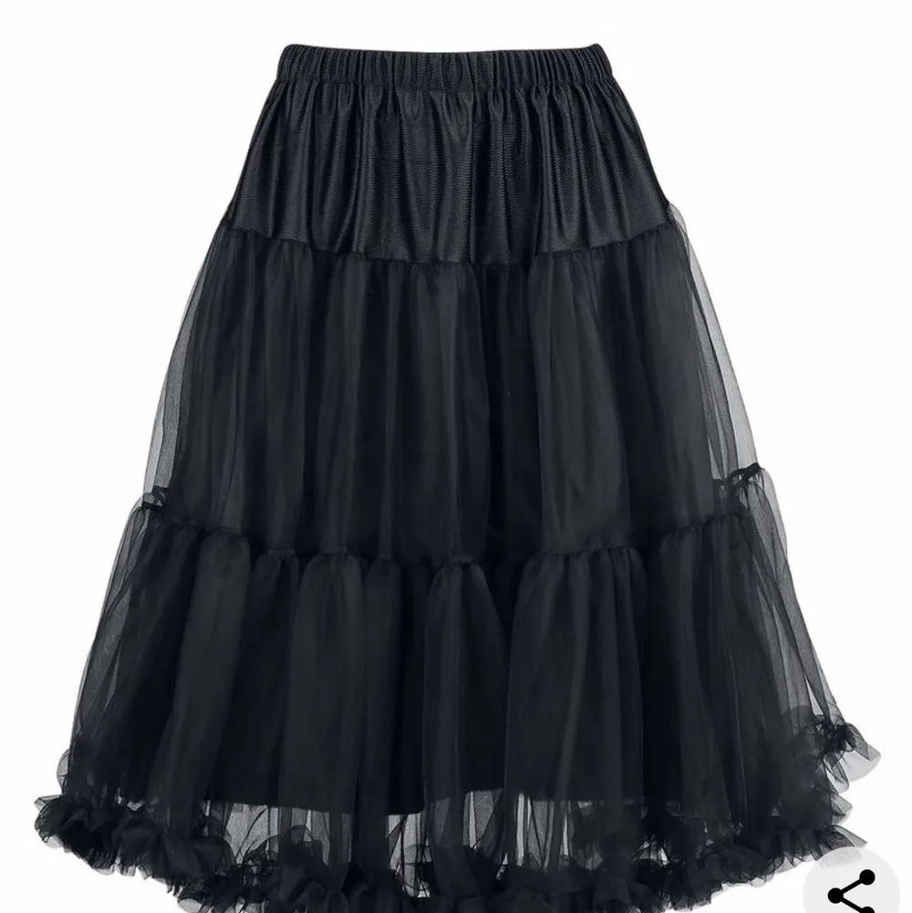 Fett cool goth kjol som endast är använt 2 gånger så typ ny:) köpte för 500 och säljer för 200+frakt. Passformen är på bild två❣️. Kjolar.