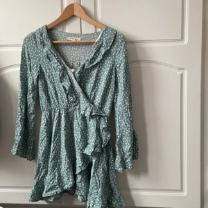 Klänning❤️ - Fin klänning som är perfekt till sommar! Säljer pågrund av att den är för liten tyvärr :( Färgen och mönstret är så fint och verkligen trendigt❤️