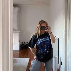 Metallica t-shirt - Säljer denna skitcoola graphic t shirten. Bra skick, använd ett fåtal ggr. Är i strlk S men owersized i modellen 💙 kom ihåg att bud är bindande 