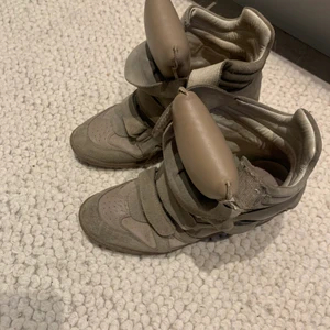 Isabel Marant - ☁️ Säljer mina isabel marant! Storlek 40 men passar en med storlek 39 också. Nypris 4000kr.