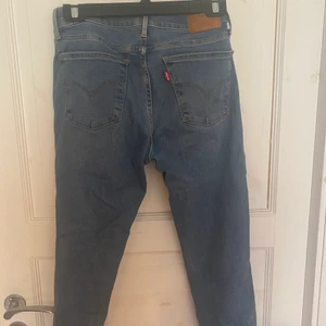 Levis jeans st 27 - Jätte fina byxor, andvänt några gånger, är försmå för mig, tajta hela vägen . Finare i verkligen än på bild, 