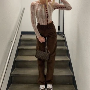 . - Säljer både tröjan och jeansen. 100kr för jeans 70kr för tröjan kom privat om ni vill köpa nån av dom🥰