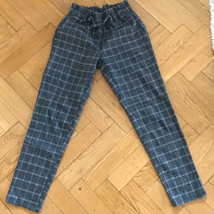 kostymbyxor  - jättesnygga randiga kostymbyxor, med resår och rosett i midjan! FÅR ENS RÖV ATT SE HELT UNDRBAR UT!! sitter så snyggt! självklart att jag tvättar innan jag säljer och om du vill ha mer info eller bilder skriv till mig privat! 