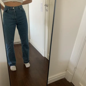 Zara Jeans - Säljer dessa fina blåa zara jeans eftersom att de är för stora i midjan, jag är 1,65 och byxorna går ner till marken på mig!😊