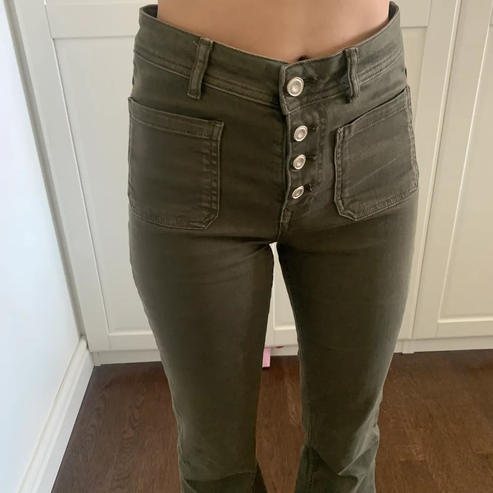 Super fina mörk gröna lågmidjade jeans från zara som tyvärr inte kommer till användning💗  Jag är 1,65 och de är lite för långa för mig. Jeans & Byxor.