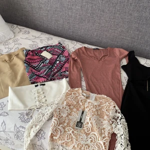 Kläder - Säljer dessa som knappt är använda. Beige kjolen är storlek 38. Mönstrade kjolen är storlek 34. Vita toppen är storlek L och liten i storlek. Rosa klänningen är i storlek xs och svarta klänningen i storlek S. Vita tröjan är i storlek M och liten i storlek så passar S. Skriv vilken ni skulle vilja ha så säger jag priset🥰🌹frakten ingår inte i priset!