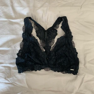 Topp från Ella.M - Superfin topp i spets! Fantastiskt skön och jag har endast använt den ett fåtal gånger pga för liten storlek! 