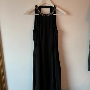 Långklänning - En väldig fin och elegant klänning som jag använt en gång under en avslutningsmiddag! Den har en underkjol som går till över knäna och sedan en tunn tygkjol över med slits😍