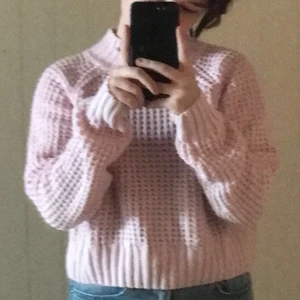 rosa tröja  - jättefin stickad tröja! den e croppad med hög krage. köpt på myrorna, tvätter den självklart innan jag säljer den! om du vill ha mer bilder eller info skriv det privat.