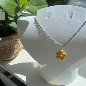 Blom halsband - Kedjan är stainless  Finns färgerna på bilden men endast ett av varje 25kr st ROSA SÅLD grön SÅLD