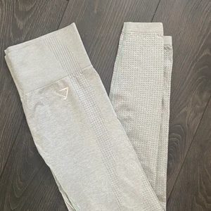 Gymshark vital seamless - Storlek M, svårt att fånga färgen på bild men jag tycker de är mest lika färgen på andra bilden. Alla loggor är som nya.