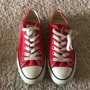 Converse skor  - Röda converse skor i storlek 37. Använda ett fåtal gånger så dom är i väldigt bra skick, orginalpriset är runt 699 kr. Köparen står för frakten💕