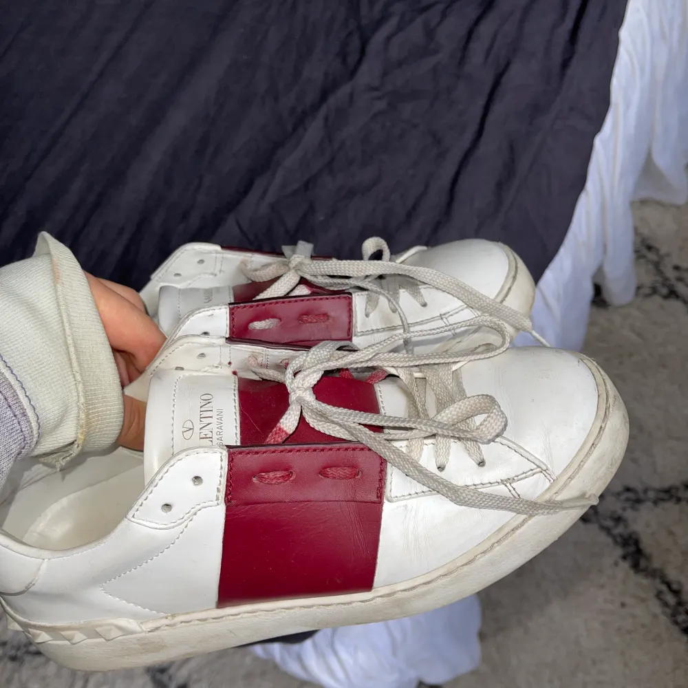 Intressekoll på mina Valentino Sneakers! Inga skambud! ❤️ (tvättas och rengörs innan affär. Dustbag och original box medkommer) Direkt köp 3000kr Nuvarande Bud: 2950. Skor.