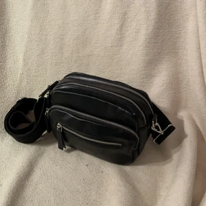 Handväska  - Jätte fin handväska från Carin Wester, mycket rymlig men ser int klumpig och stor ut👛banden går att justera