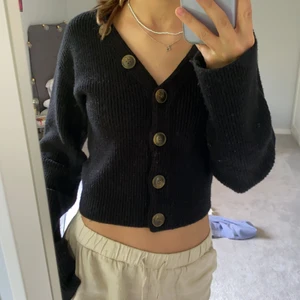 Stickad kofta - Säljer denna stickade koftan från nakd, säljer pga att den inte kommer till användning💓 150+frakt:) strl xxs men skulle säga att den passar mig som har s också. 