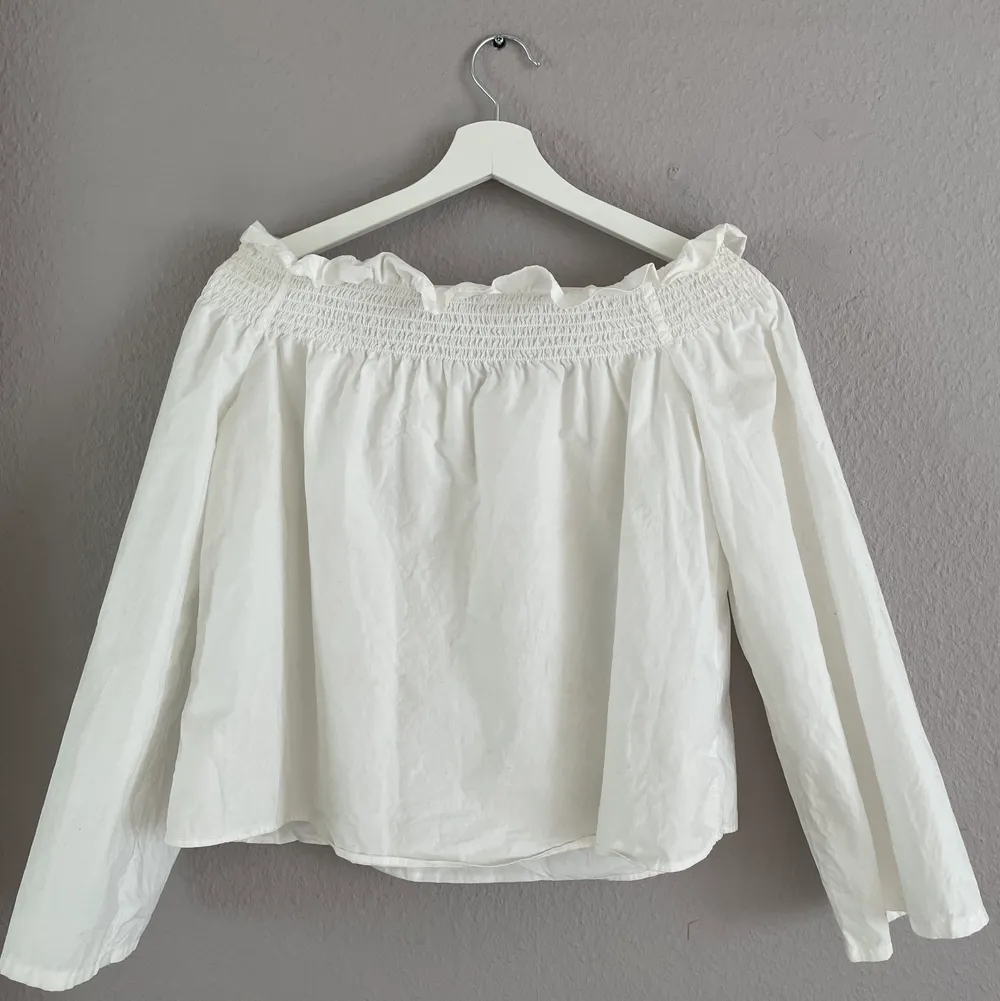 En vit off shoulder skjorta från ginatricot som är slutsåld! Använd en gång så den har inga fläckar eller nåt💕Kontakta för fler frågor🤪. Skjortor.