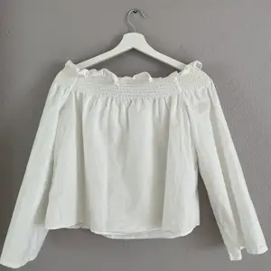 En vit off shoulder skjorta från ginatricot som är slutsåld! Använd en gång så den har inga fläckar eller nåt💕Kontakta för fler frågor🤪