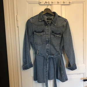 Jeansjacka Vero Moda Strl S - Galet snygg, trendig jeansjacka med knyte i midjan. Den är köpt på Vero Moda förra året och är i mycket gott skick då den knappt är använd! Den är i storlek S men något oversized. Köparen står för frakt. 