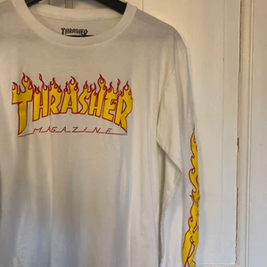 Långärmad TRASHER tröja  - Långärmad vit Thrasher-tröja med flames på ärmarna. I storlek Small. Köpt i Grekland så tyvärr inte äkta, men riktigt cool ändå. Knappt använd. Köparen står för frakten! 
